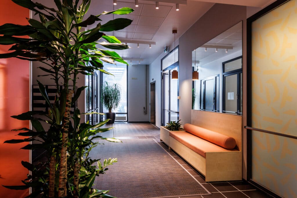 Toimitilakiinteistö Pakkalankuja 7:n sisääntulo aula.